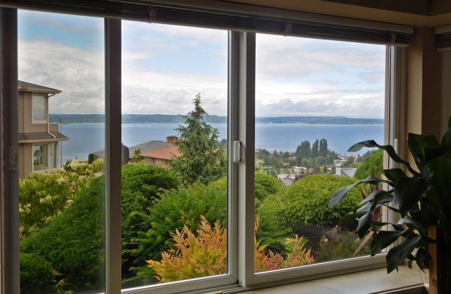 Appartement calme de 1200 pieds carrés avec vue, près de la plage