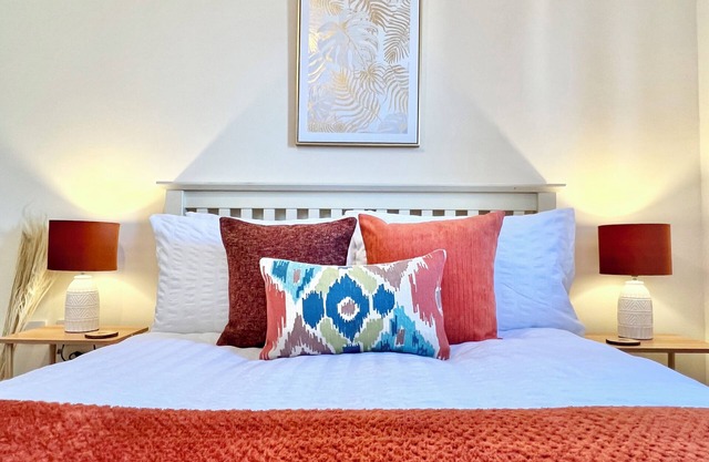 Quiet 2-bed w/ gated parking in Hatfield