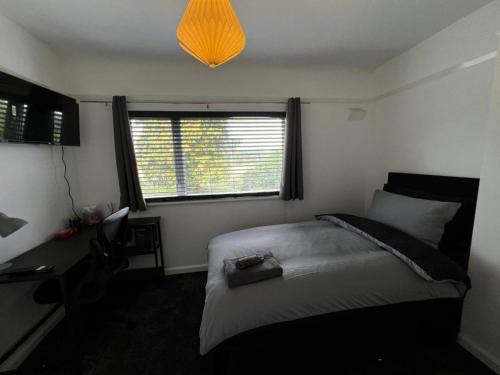 Quiet 2-Bed with Private Garden and Drive