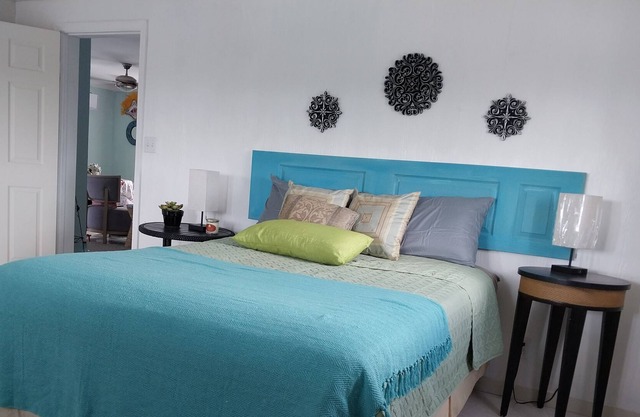 Quiet 2 bedroom apartment / Private Balcony /Parking /Garden