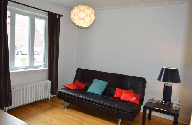 Appartement calme de 2 chambres, avec grand jardin, parking disponible, métro