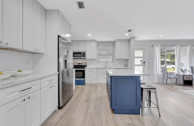 Quiet 3/3 Located Close to Beaches Downtown Boca Raton