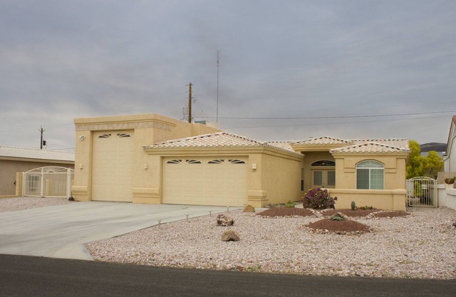 Calme 3 Bd Plus Den 2 Ba Accueil w / garage 2 voitures et parking RV RV