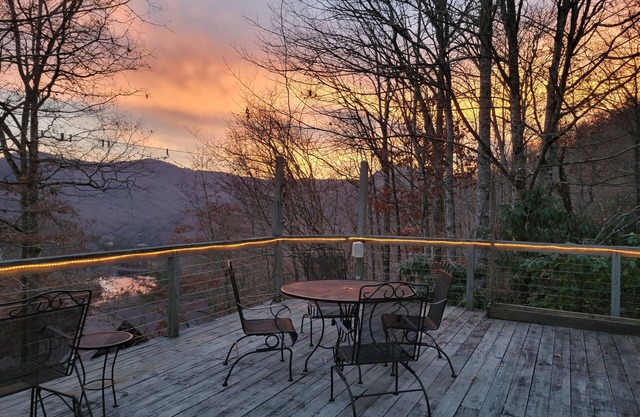 Quiet 3 bedroom cabin in the woods, amazing mountain and lake views, huge deck