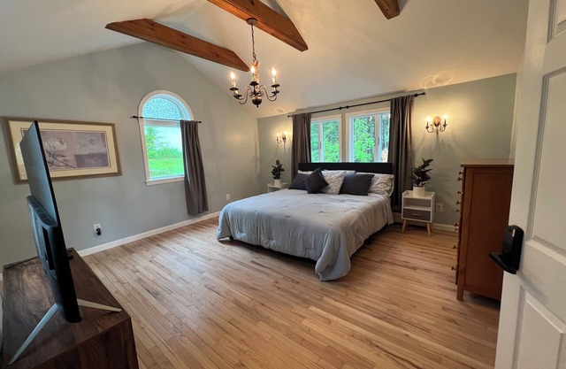 Quiet 3-bedroom cottage w/2 specious deck with water views in Brunswick w/WiFi
