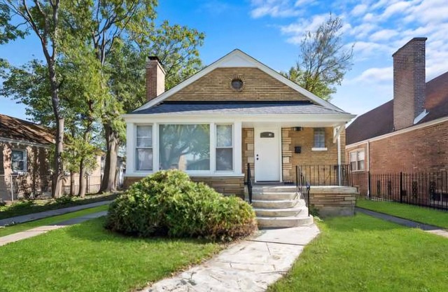 Quiet 3-bedroom house in amazing Chicago with WiFi & AC. Near Everything!!