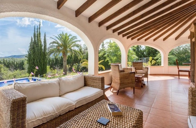 Calme villa de 3 chambres pouvant accueillir 6, sur un grand terrain, pas de voisins directs