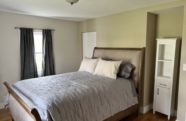 Quiet 3 bedroom, walking distance to Grand Traverse Bay