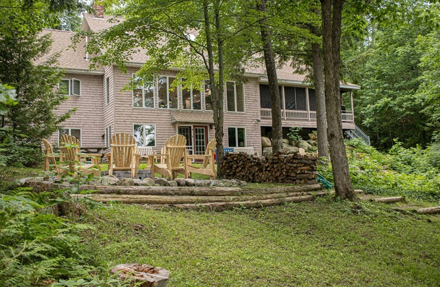Calme, la maison au bord du lac avec plage de sable privée