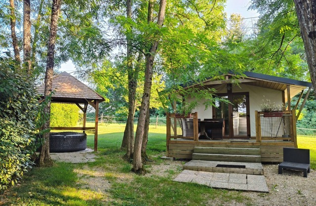 Quiet 6-person lodge 5 km from Beauval zoo with private Jacuzzi.