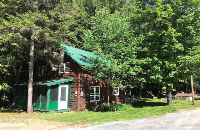 Camp Adirondack calme à quelques pas de la plage ADK, des lacs, des sentiers et des activités