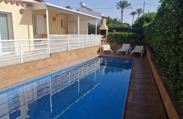 Quiet and bright villa 300 M from the beach
