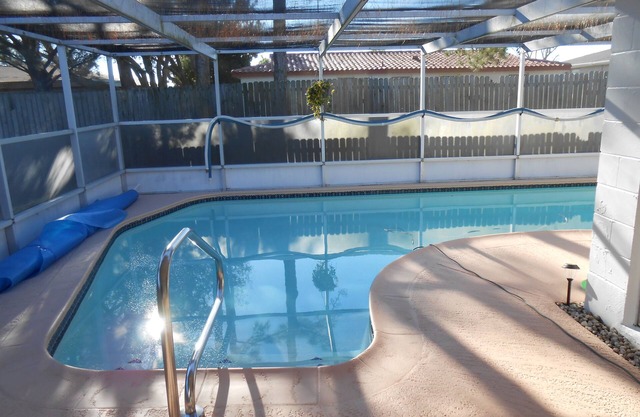 Calme et privé projeté dans la piscine maison 2br / 2 salles de bain, bain à remous - entièrement équipé