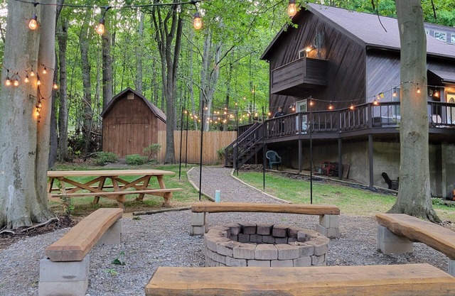 Quiet and spacious cabin close to Raystown Lake ! Hot Tub / Game Room / Firepit