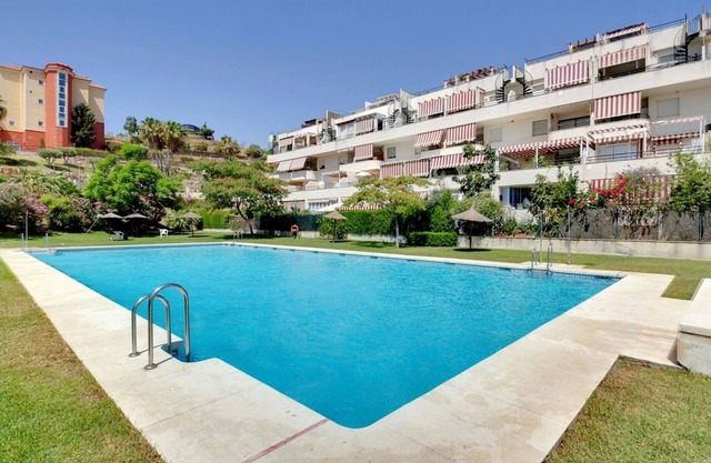 Appartement tranquille entre golf et mer avec piscine
