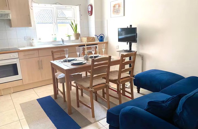 Quiet apartment. Basingstoke Canal. Centre. Few steps to Woking Station.