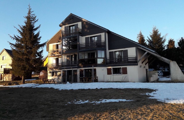Appartement calme avec parking à Super Besse