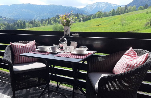 appartement calme avec vue imprenable sur la montagne dans le village de montagne de Steibis, Allgäu, Bavière
