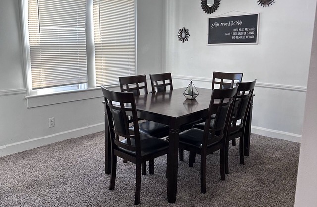 Quiet area close to downtown! 3 bedroom 2 bath sleeps 7!