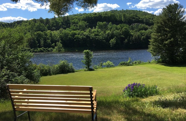 Calme, belle propriété en bord de mer sur la rivière Connecticut avec vue sur la montagne !!!