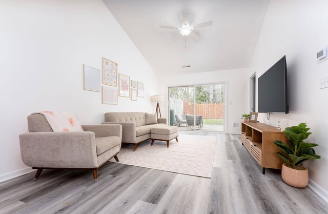 Quiet Boho Townhouse; 15 Min to Beach