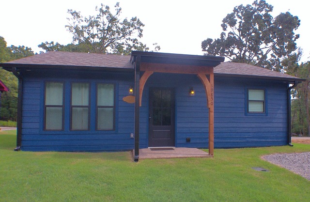 Quiet cabin, firepit, fenced, no pet fee, NEW, 4 person occ