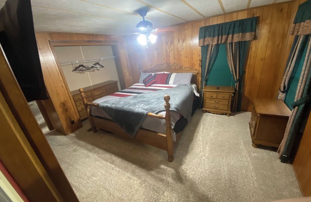 Quiet cabin in the woods w/ access to pools, river, & lakes in gated community!!