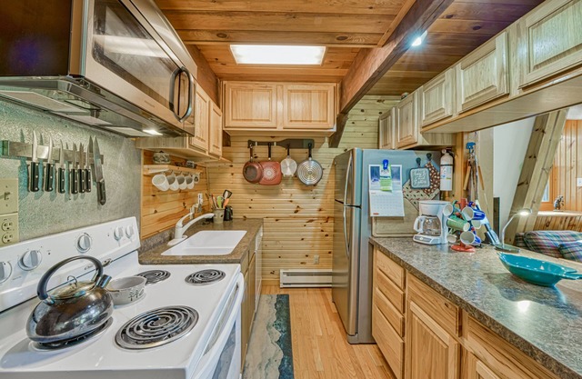 Spacious, Dog-Friendly Cabin w/ a Large Deck & Private Hot Tub