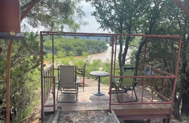 Quiet cabin on the Brazos