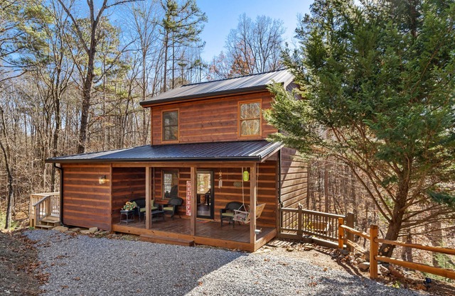 Quiet cabin with fireplace, firepit, large deck, AC, & W/D- snowbirds OK