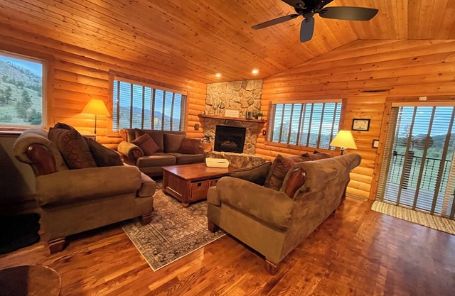 Quiet Cabin with Mountain Views