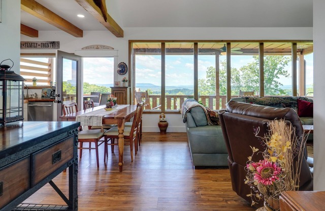 Quiet Chattanooga Home w/Deck + Mountain Views!