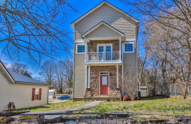 Quiet, Clean & Secure 5bd/5ba Skinny House, Every Room Has a Private Bathroom!