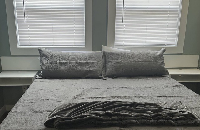 Quiet, Comfortable 1 Bedroom Efficiency with walk in shower, King Memory Foam.