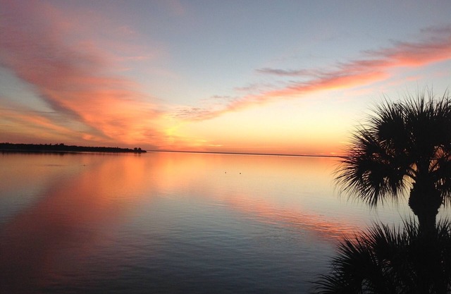 Condominio tranquilo con vista al agua ... justo al lado del puente Sunshine Skyway.
