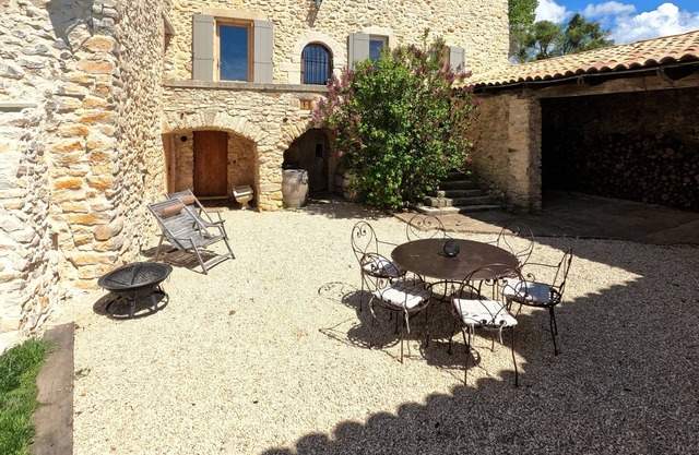 Gîte au calme vue mont Ventoux au milieu de champs de lavande