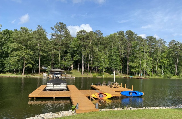 August Discounts!! Quiet Cove 4 Bedroom Lake Retreat, Large Dock & Fire Pit 🎣⛵️☀️