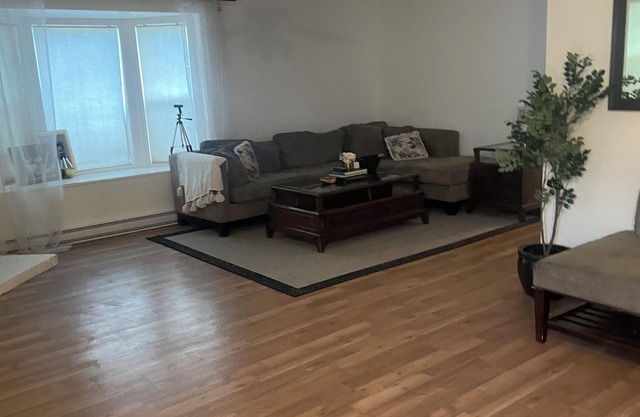 Quiet, cozy, 3-bedroom house, minutes away from Lake and wineries. Pet-friendly!