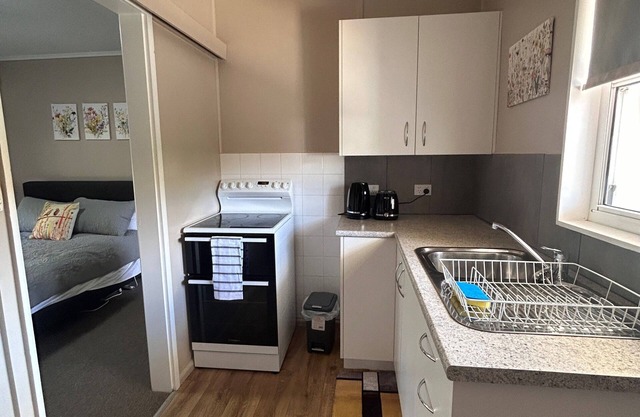 Quiet Cozy Apartment Entire Kitchen 1 Queen Bed, 1 Bathroom Canowindra