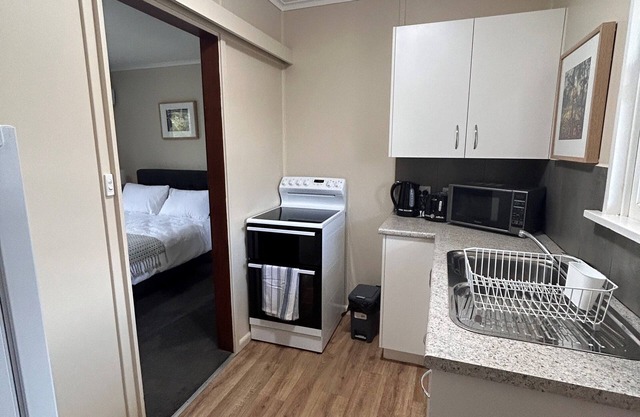 Quiet Cozy Apartment Entire Kitchen Queen Bed, 1 Bathroom Canowindra