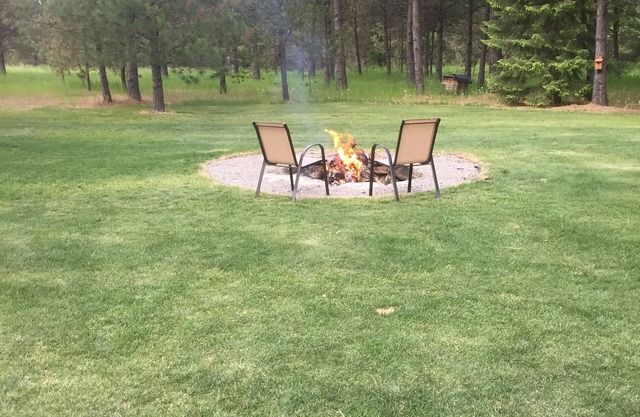 Quiet, cozy, turnkey location close to Lake Pend Oreille: hunting/fishing/skiing