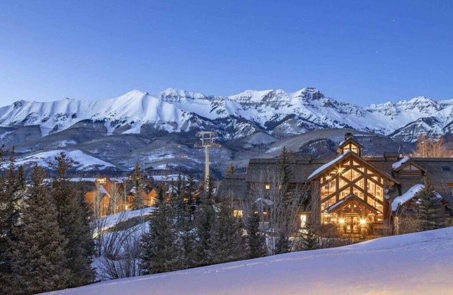 Quiet Creekside Retreat: Ski in/out w/ hot tub
