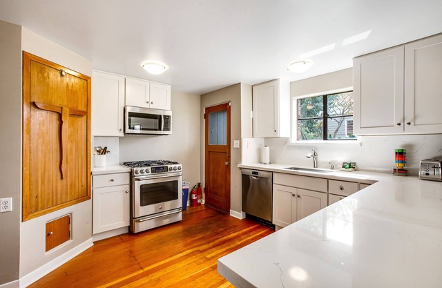 Quiet dog-friendly home with fast WiFi, private W/D, and lake and sunset vistas