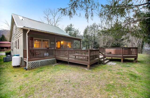 Maison au bord de la rivière qui accepte les animaux de compagnie avec grande terrasse arrière, bain à remous, cheminée