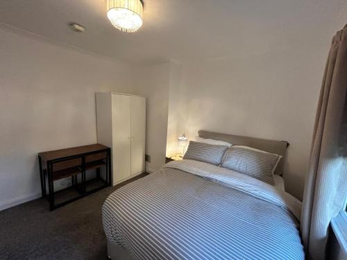 Quiet Double room near Queen Elizabeth hospital and University