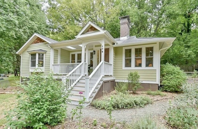 Quiet, elegant cottage just steps from downtown Pittsboro—minutes to Jordan Lake