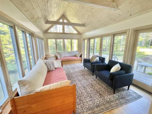 Quiet Family Friendly Home w/Backyard [Owls Nest]