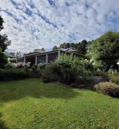 Quiet family retreat getaway - Wildlife Park, Sovereign Hill, Kryall Castle and city at your door - modern house, 8 guests, 4 bedrooms, 5 beds