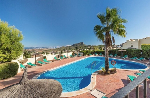 Quiet ground floor 3 bedroom apartment - private patio - pools with jacuzzi