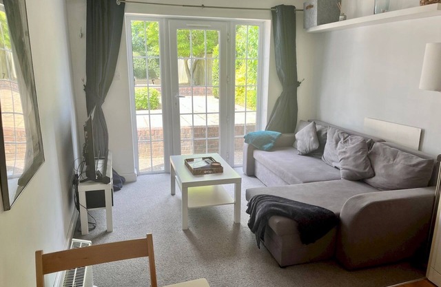 Quiet Ground Floor Flat in St Albans with Parking| Pass the Keys